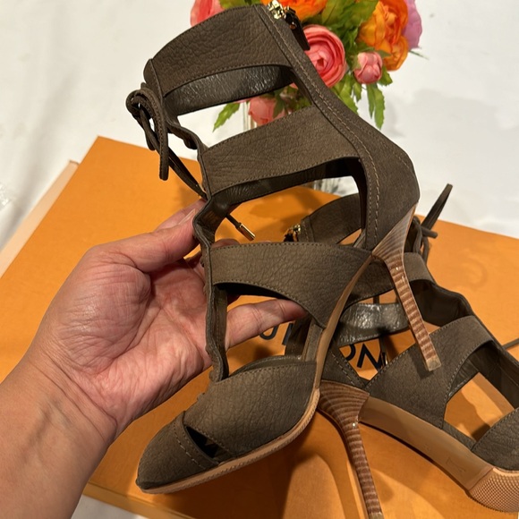 New & Authentic Louis Vuitton Leather Gladiator sandals - Picture 5 of 14